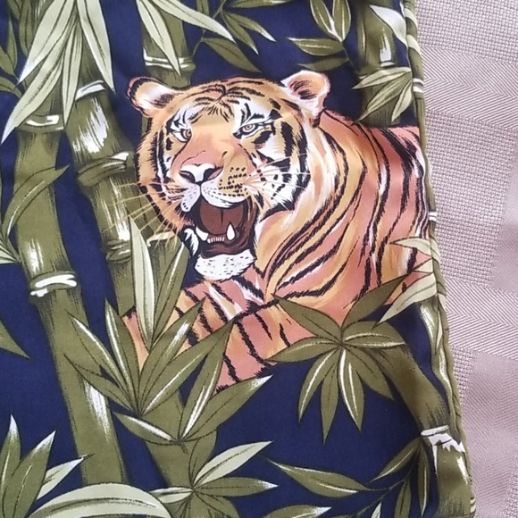 Q5 - North Peak jungle inspired button down shirt - Picture 6 of 6